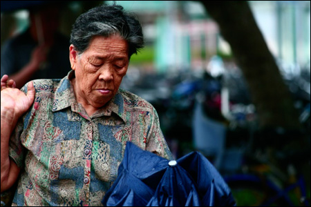 Flickr: 'Old lady from Hong Kong under the rain' by Raniero Corsetti Giusti di Ripalunga